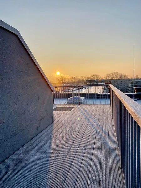Dachterrasse, Klimaanlage & Badewanne: Wohnen mit besonderem Flair an der Spree — photo 1